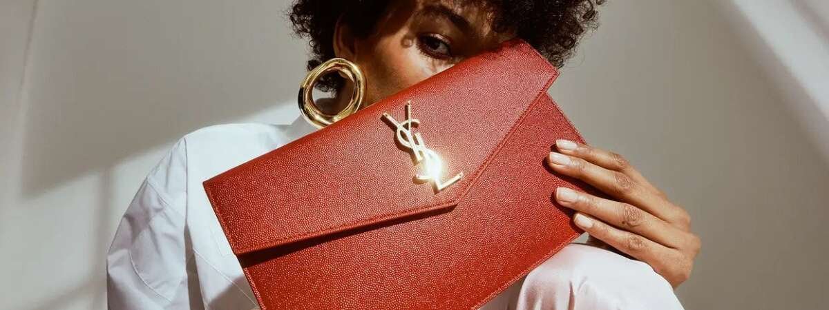 Vestiaire Collective offers a selection of vintage and pre-loved luxury clothing and accessories.