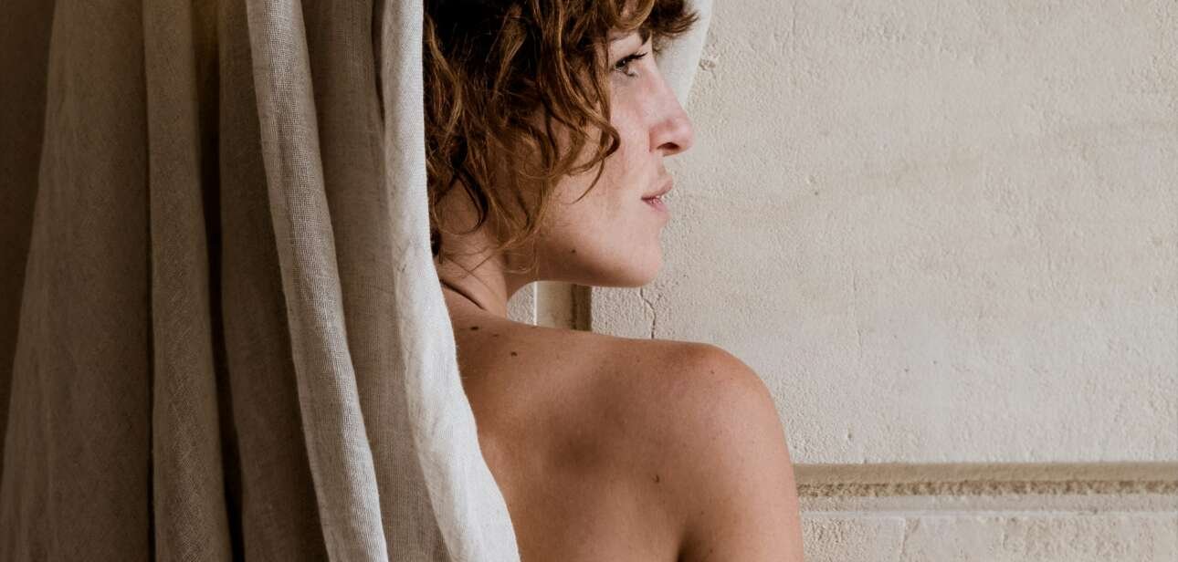 Here are tips to choose a non-toxic shower curtain liner. Image: Olga Serjantu