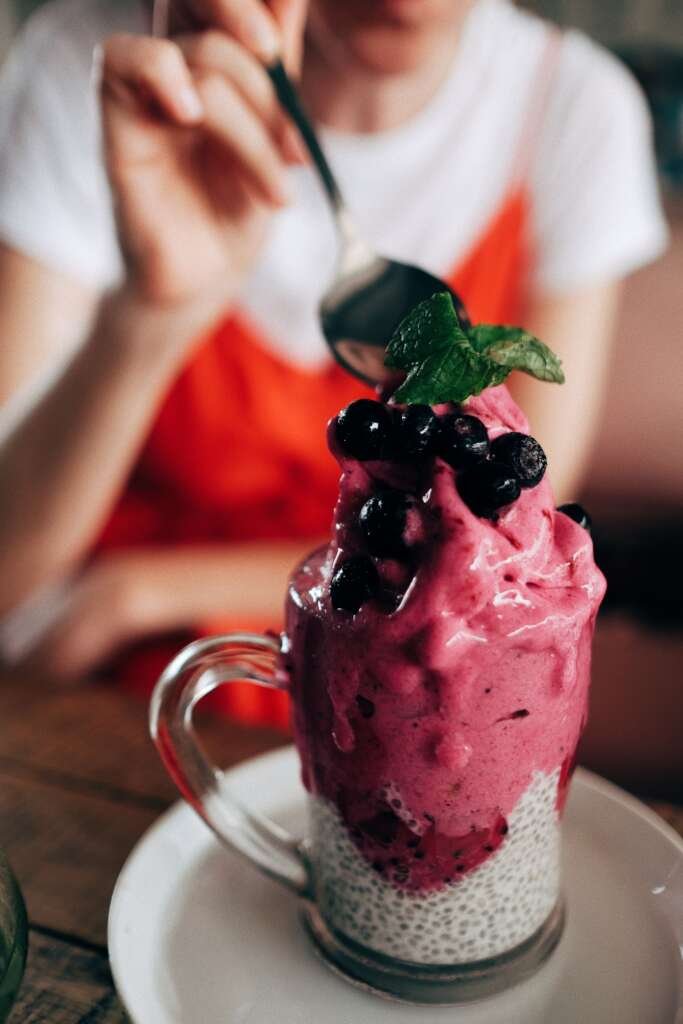 What are the environmental and health benefits of chia seeds?